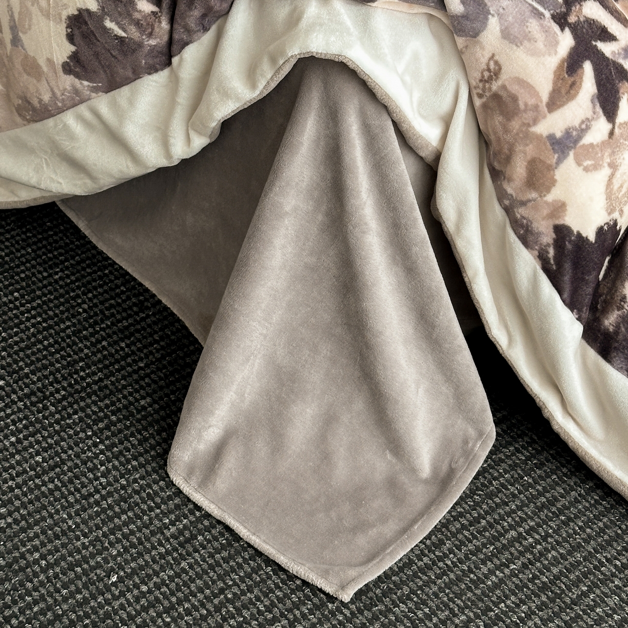 91家纺网 家纺一手货源 找家纺 花漾家居 2025新款轻奢复古格条民族宽边牛奶绒四件套 密阳