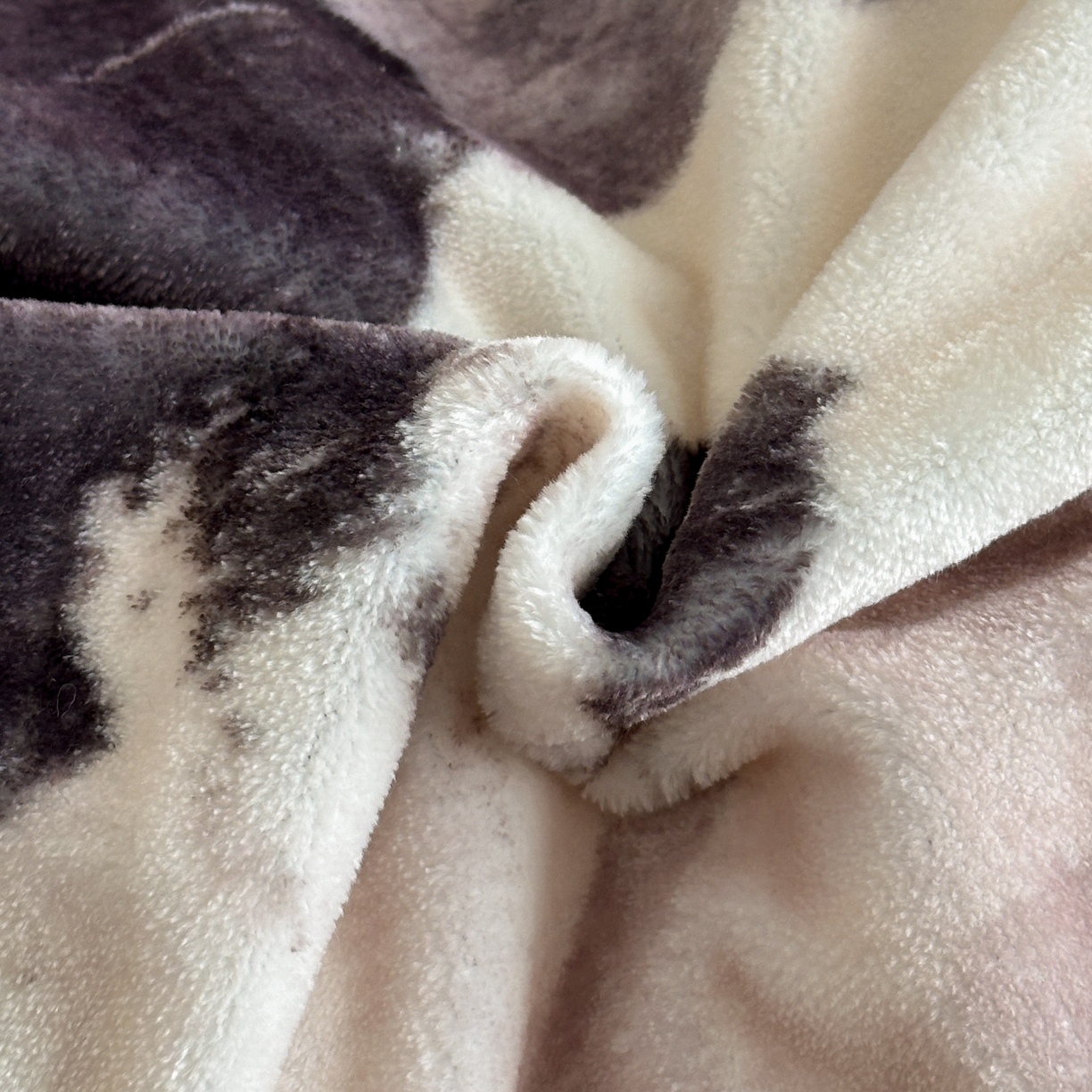 91家纺网 家纺一手货源 找家纺 花漾家居 2025新款轻奢复古格条民族宽边牛奶绒四件套 密阳