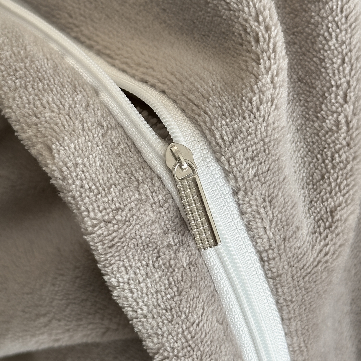 91家纺网 家纺一手货源 找家纺 花漾家居 2025新款轻奢复古格条民族宽边牛奶绒四件套 密阳