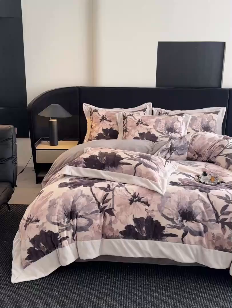 91家纺网 家纺一手货源 找家纺 花漾家居 2025新款轻奢复古格条民族宽边牛奶绒四件套 密阳