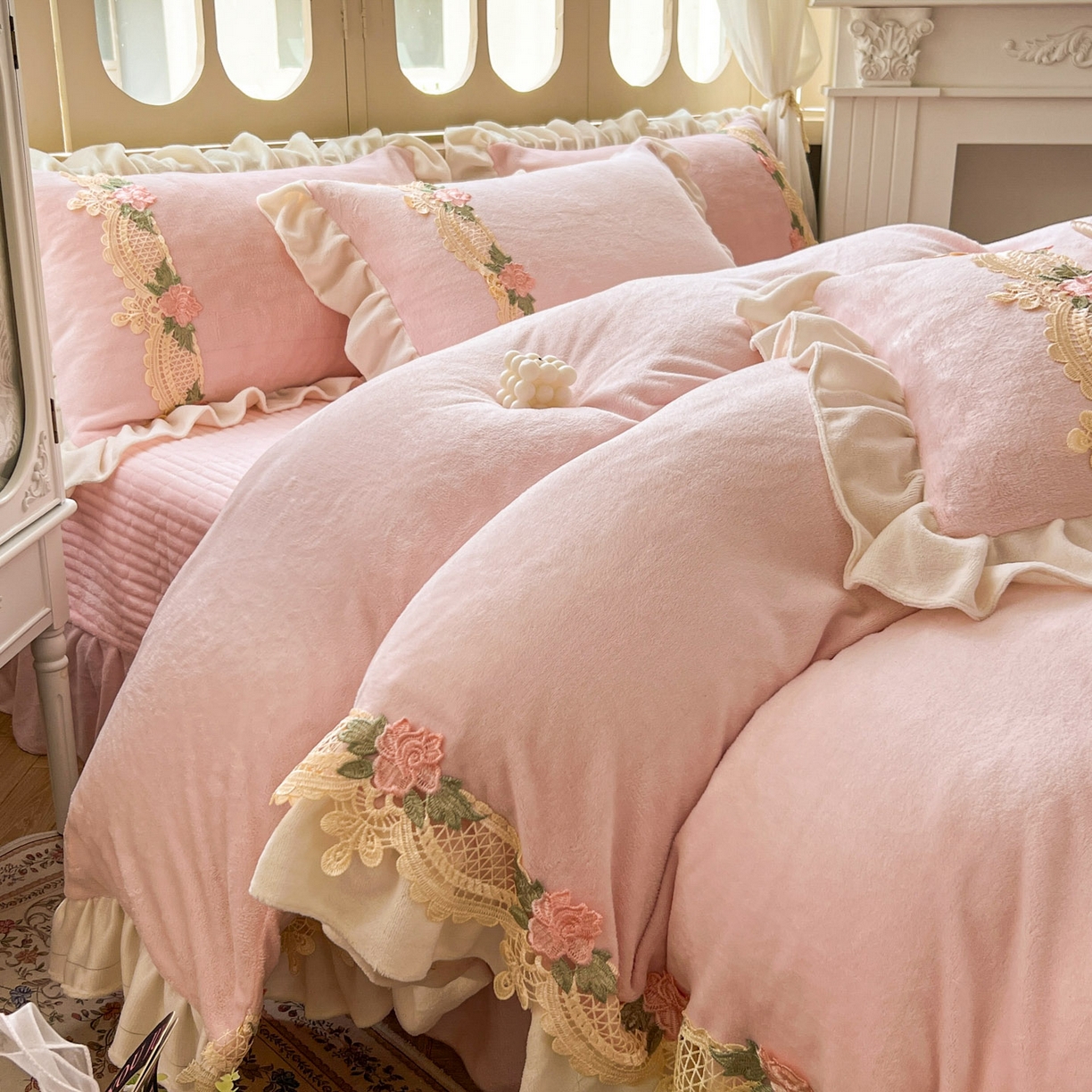 91家纺网 家纺一手货源 找家纺 （总）富米莱（原臻工厂） 2025新款热款高克重牛奶绒韩版公主风花边床盖床单四件套-泡芙