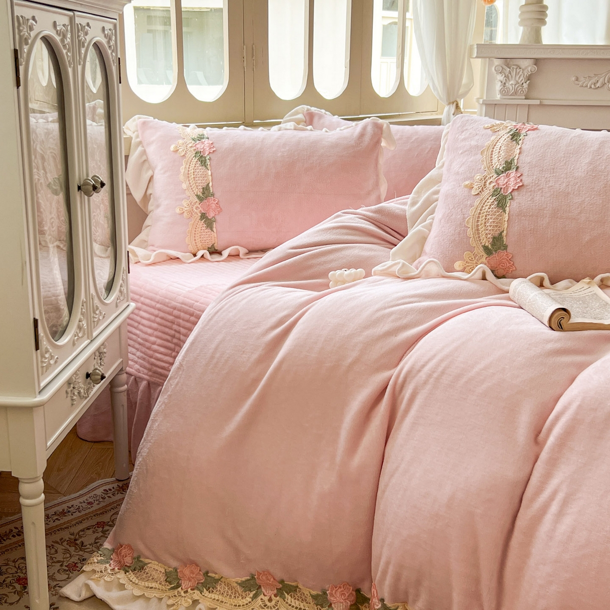 91家纺网 家纺一手货源 找家纺 （总）富米莱（原臻工厂） 2025新款热款高克重牛奶绒韩版公主风花边床盖床单四件套-泡芙
