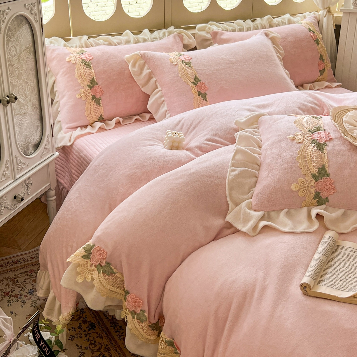 91家纺网 家纺一手货源 找家纺 （总）富米莱（原臻工厂） 2025新款热款高克重牛奶绒韩版公主风花边床盖床单四件套-泡芙