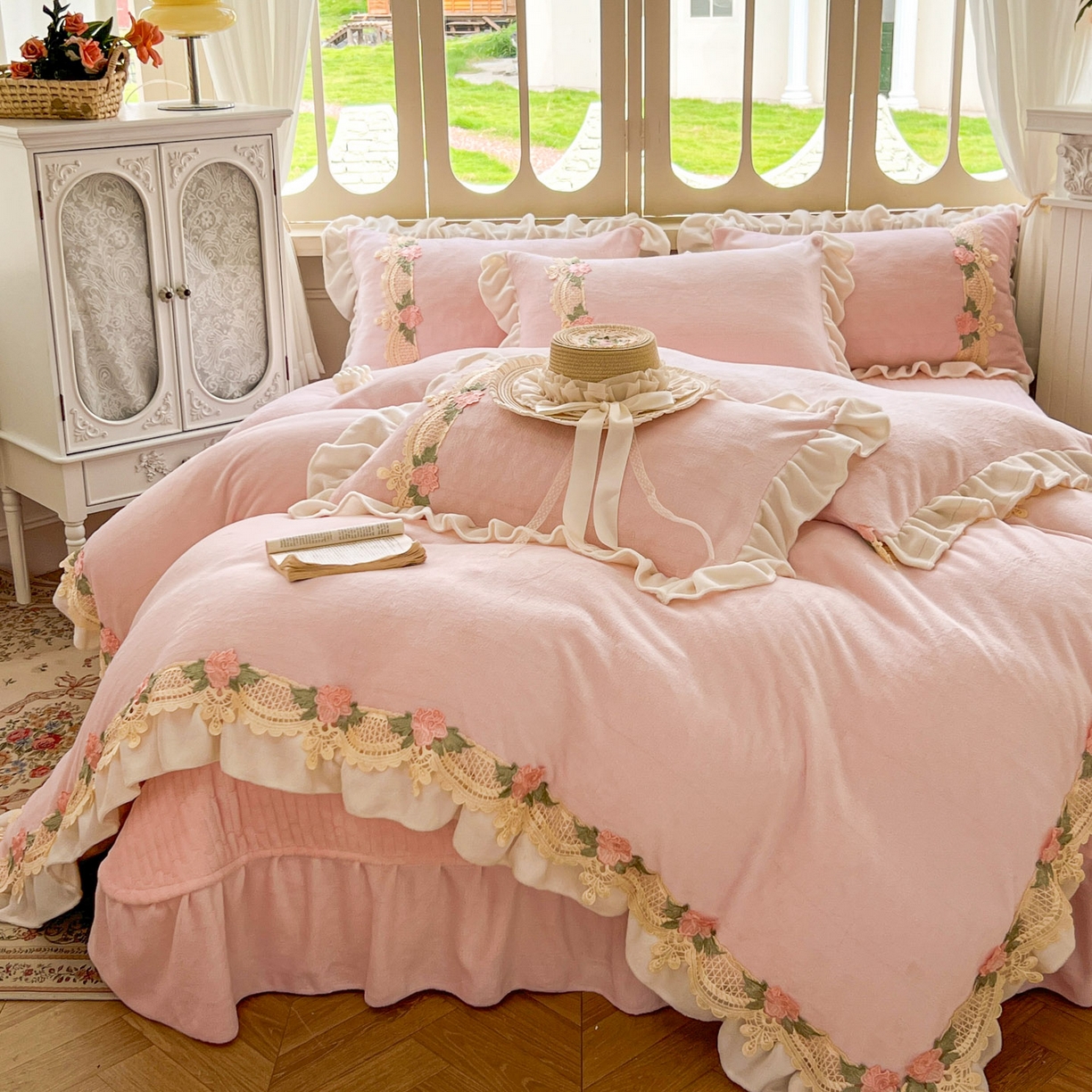 91家纺网 家纺一手货源 找家纺 （总）富米莱（原臻工厂） 2025新款热款高克重牛奶绒韩版公主风花边床盖床单四件套-泡芙