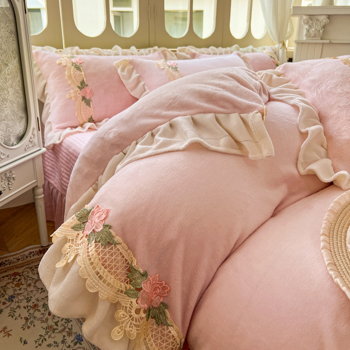 91家纺网 家纺一手货源 找家纺 （总）富米莱（原臻工厂） 2025新款热款高克重牛奶绒韩版公主风花边床盖床单四件套-泡芙