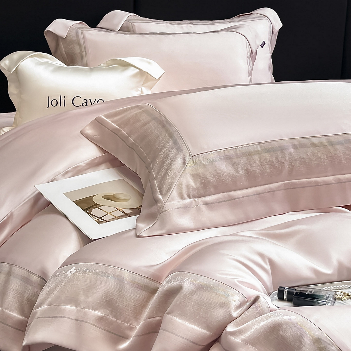 91家纺网 家纺一手货源 找家纺 2025轻奢风A类贡缎长绒棉四件套纯棉全棉重工刺绣被套床单高端拼接床上用品 馥雅-慕斯粉