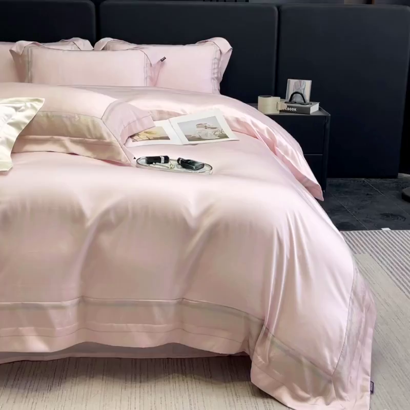 91家纺网 家纺一手货源 找家纺 2025轻奢风A类贡缎长绒棉四件套纯棉全棉重工刺绣被套床单高端拼接床上用品 馥雅-慕斯粉
