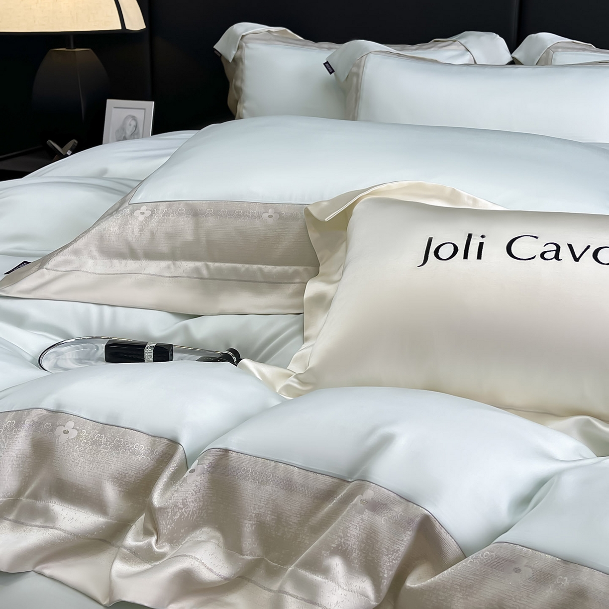 91家纺网 家纺一手货源 找家纺  2025轻奢风A类贡缎长绒棉四件套纯棉全棉重工刺绣被套床单高端拼接床上用品 馥雅-布鲁蓝