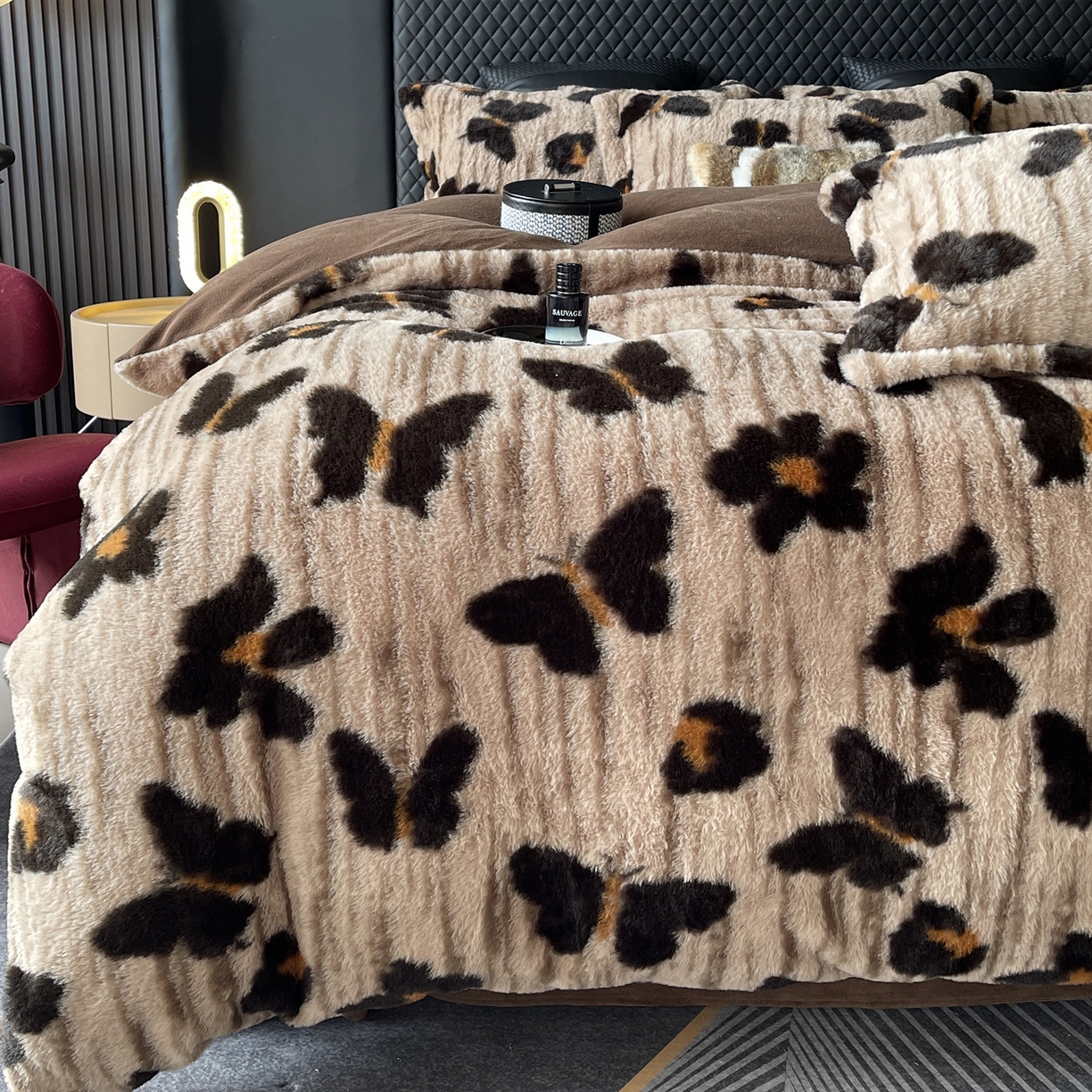 91家纺网 家纺一手货源 找家纺 奈萝家纺 2025新款秋冬加厚皮草级兔绒牛奶绒四件套 蹀愫