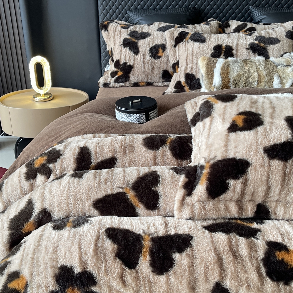 91家纺网 家纺一手货源 找家纺 奈萝家纺 2025新款秋冬加厚皮草级兔绒牛奶绒四件套 蹀愫