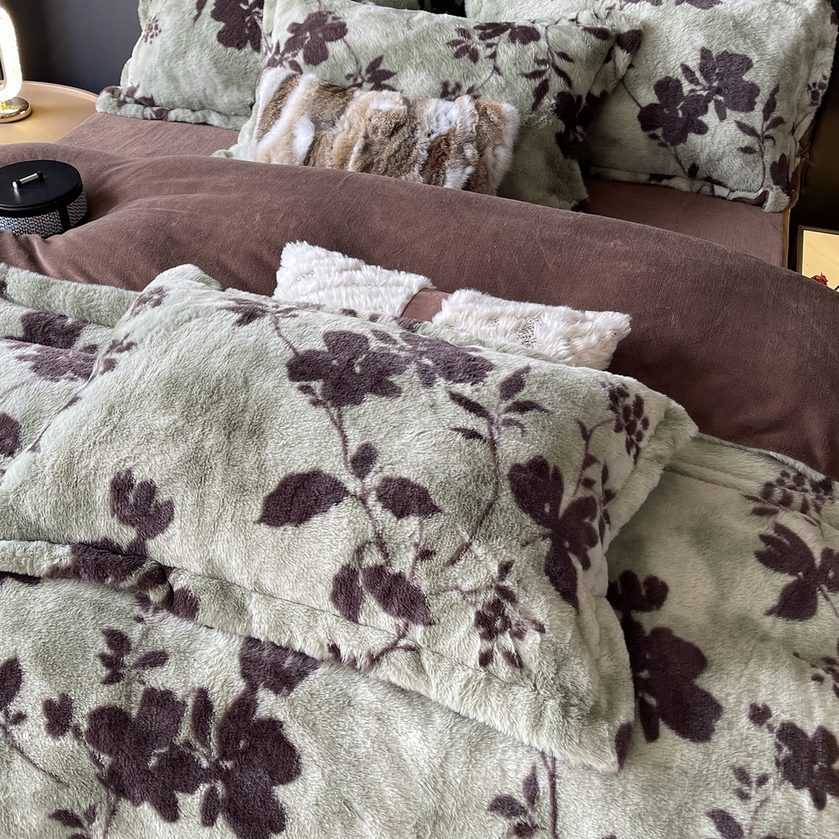 91家纺网 家纺一手货源 找家纺 奈萝家纺 2025新款秋冬加厚皮草级兔绒牛奶绒四件套 贝莉