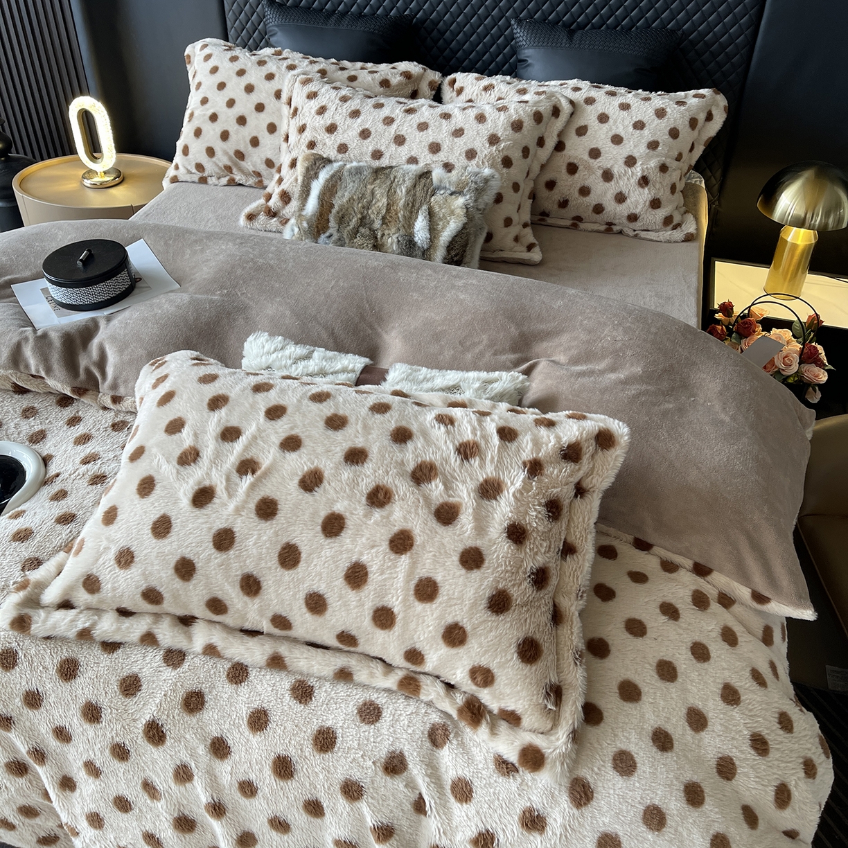 91家纺网 家纺一手货源 找家纺 奈萝家纺 2025新款秋冬加厚皮草级兔绒牛奶绒四件套 圆点咖