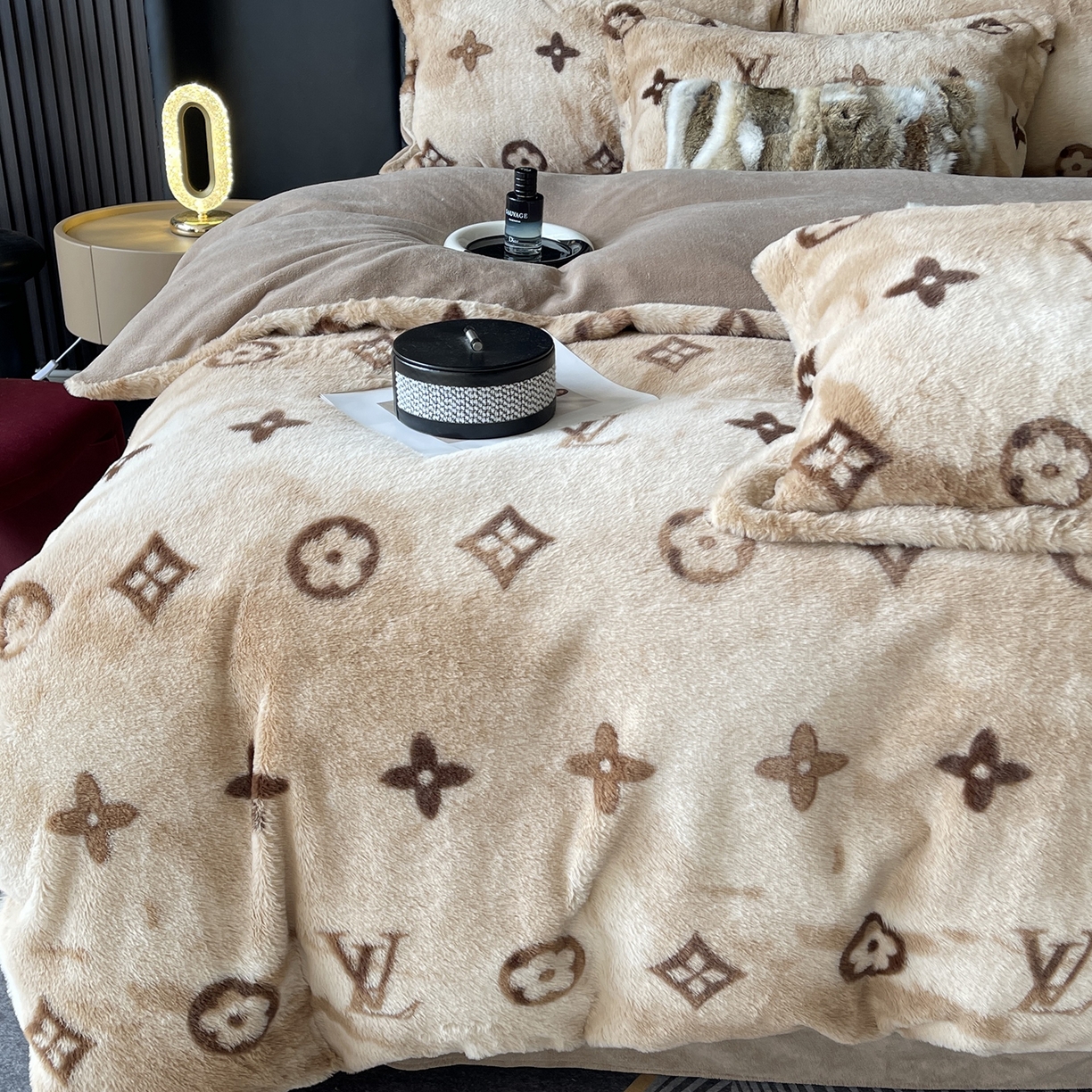 91家纺网 家纺一手货源 找家纺 奈萝家纺 2025新款秋冬加厚皮草级兔绒牛奶绒四件套 路易咖