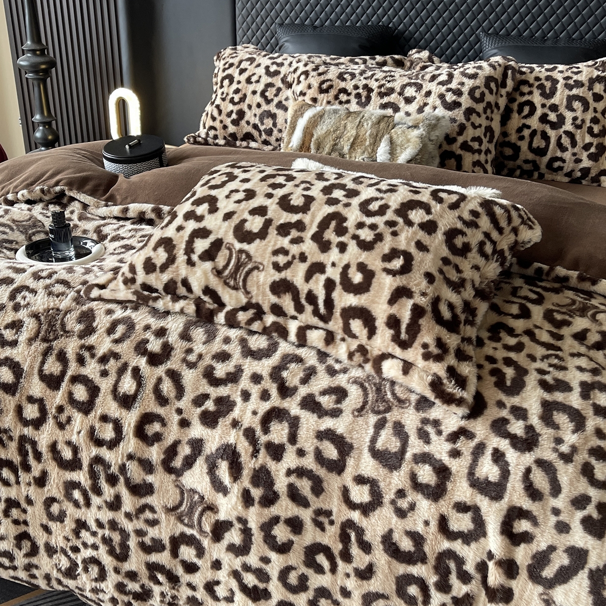 91家纺网 家纺一手货源 找家纺 奈萝家纺 2025新款秋冬加厚皮草级兔绒牛奶绒四件套 豹纹