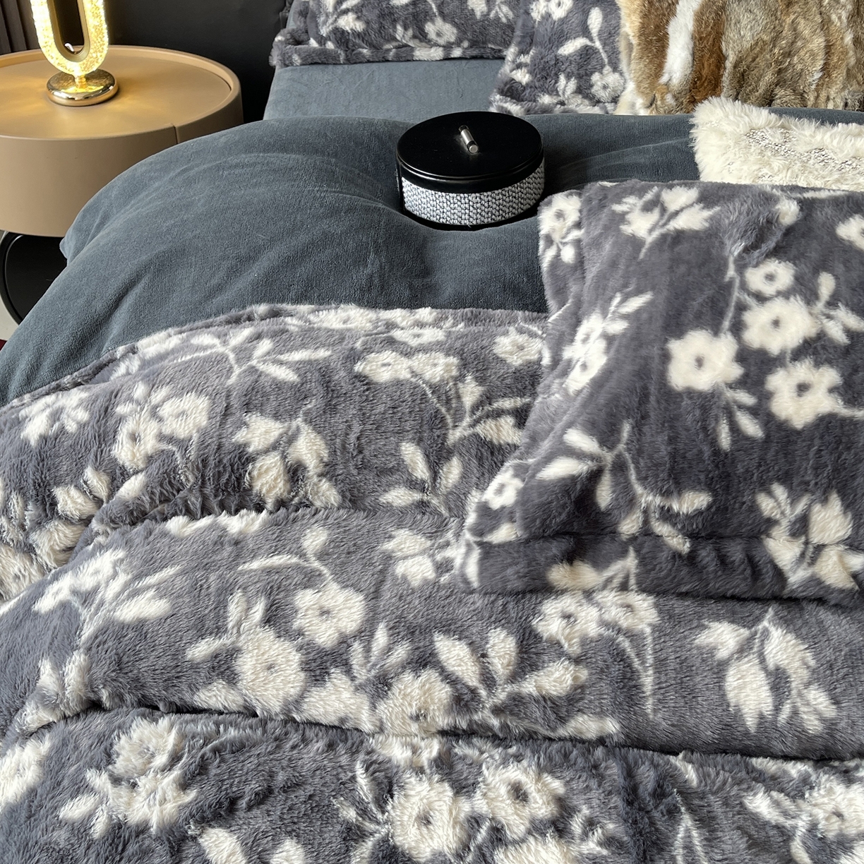 91家纺网 家纺一手货源 找家纺 （总）奈萝家纺 2025新款秋冬加厚皮草级兔绒牛奶绒四件套