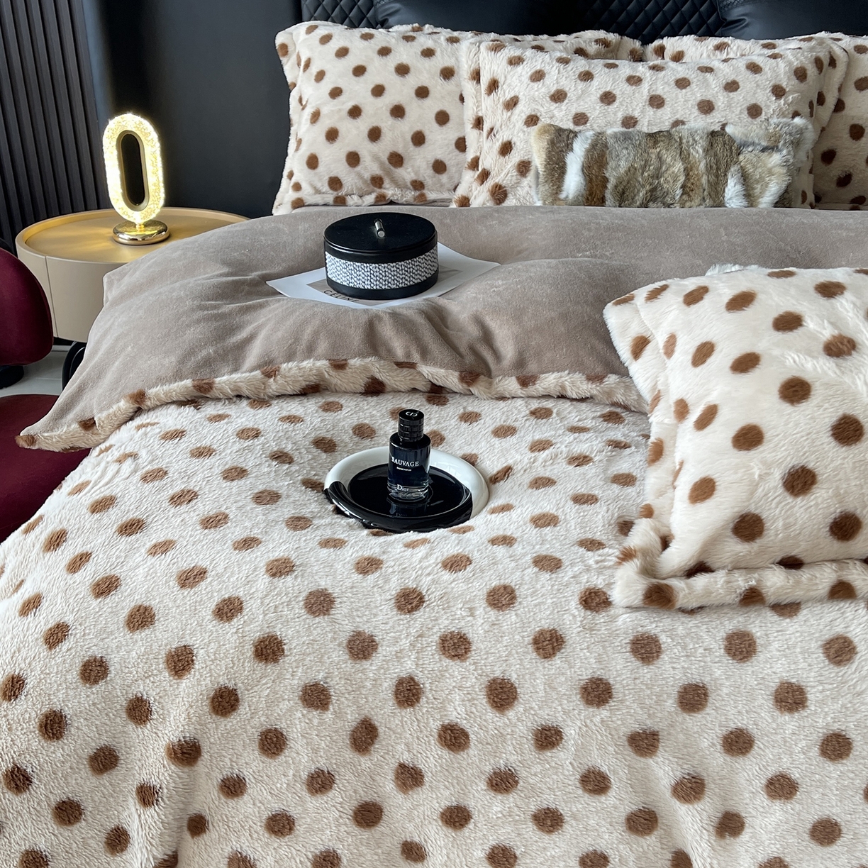 91家纺网 家纺一手货源 找家纺 奈萝家纺 2025新款秋冬加厚皮草级兔绒牛奶绒四件套 圆点咖