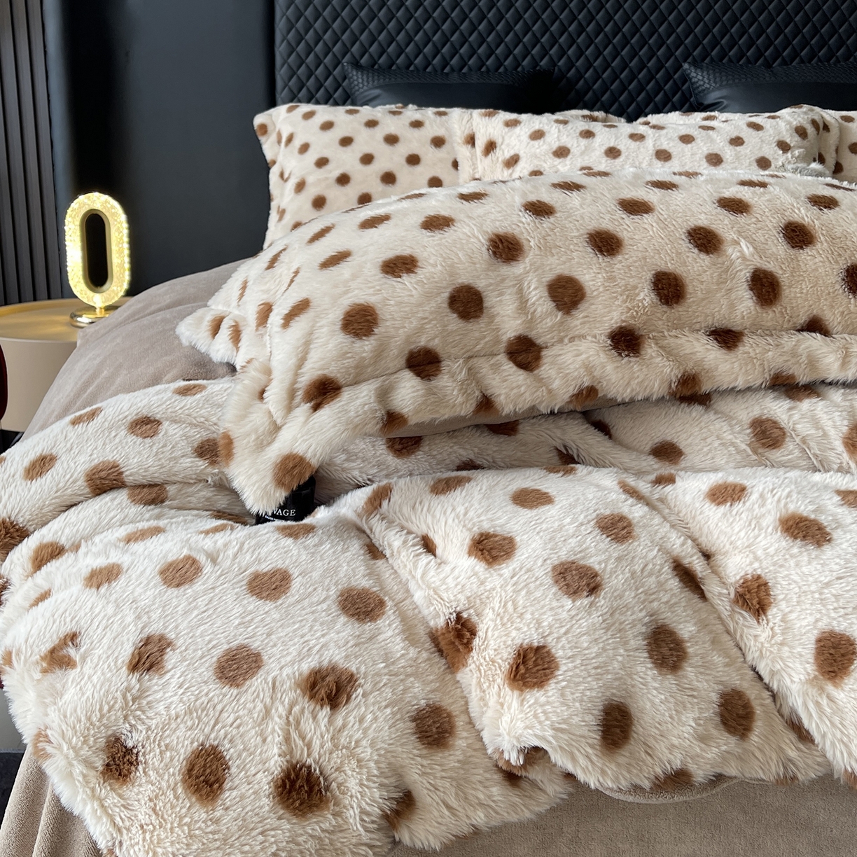 91家纺网 家纺一手货源 找家纺 奈萝家纺 2025新款秋冬加厚皮草级兔绒牛奶绒四件套 圆点咖