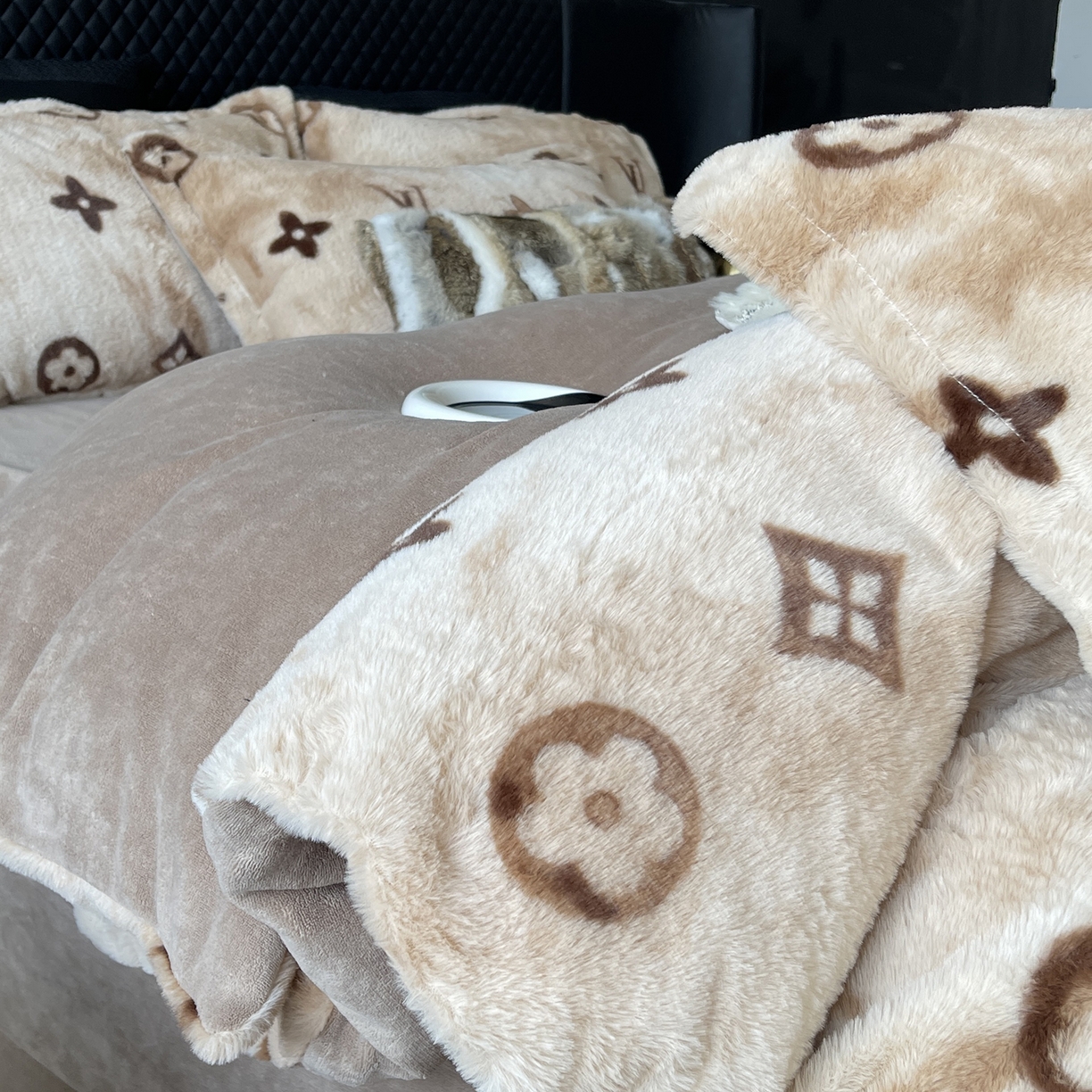 91家纺网 家纺一手货源 找家纺 奈萝家纺 2025新款秋冬加厚皮草级兔绒牛奶绒四件套 路易咖