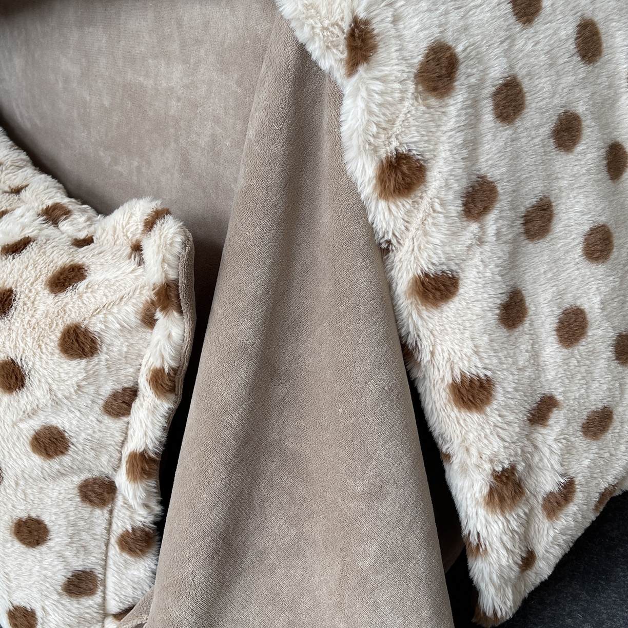 91家纺网 家纺一手货源 找家纺 奈萝家纺 2025新款秋冬加厚皮草级兔绒牛奶绒四件套 圆点咖