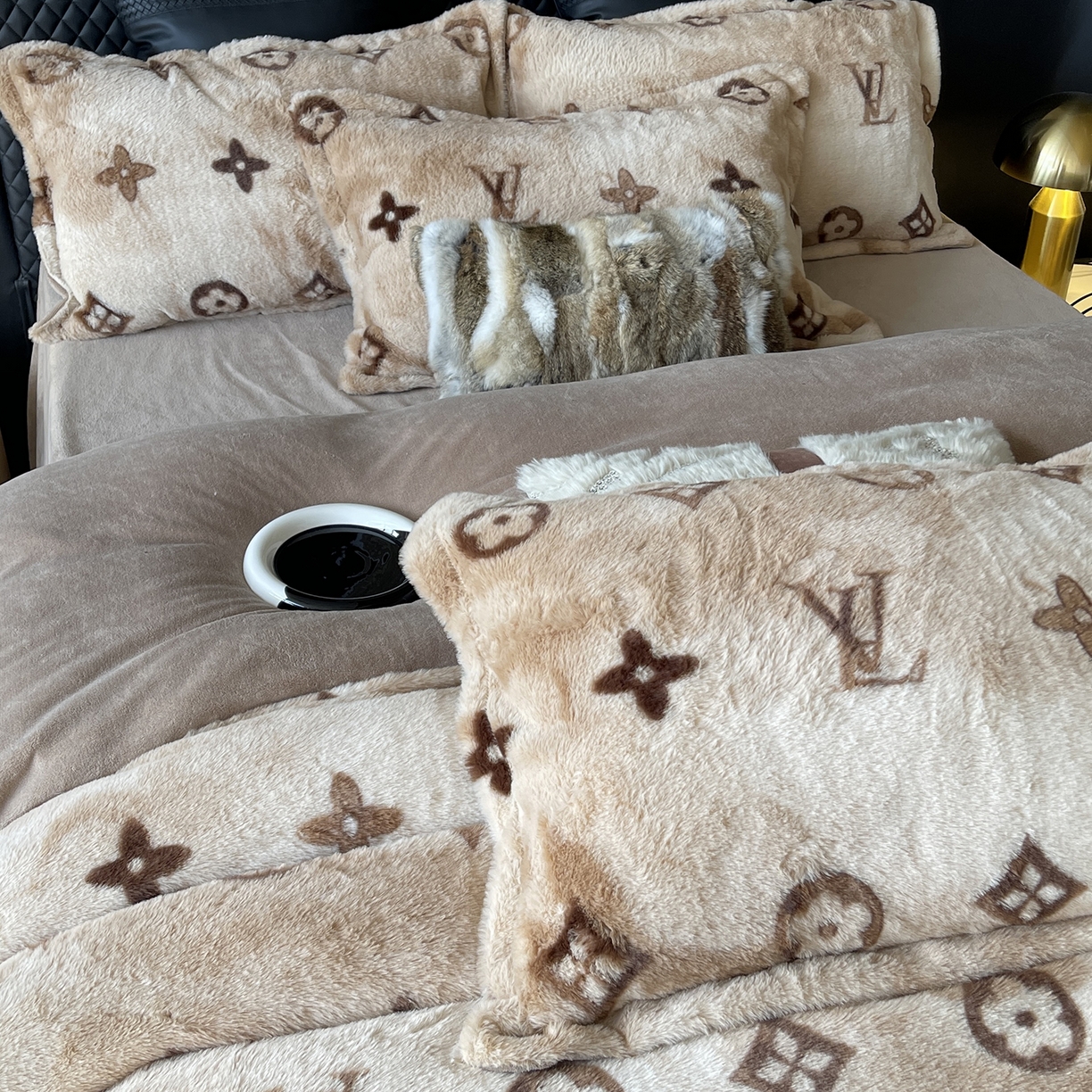 91家纺网 家纺一手货源 找家纺 奈萝家纺 2025新款秋冬加厚皮草级兔绒牛奶绒四件套 路易咖