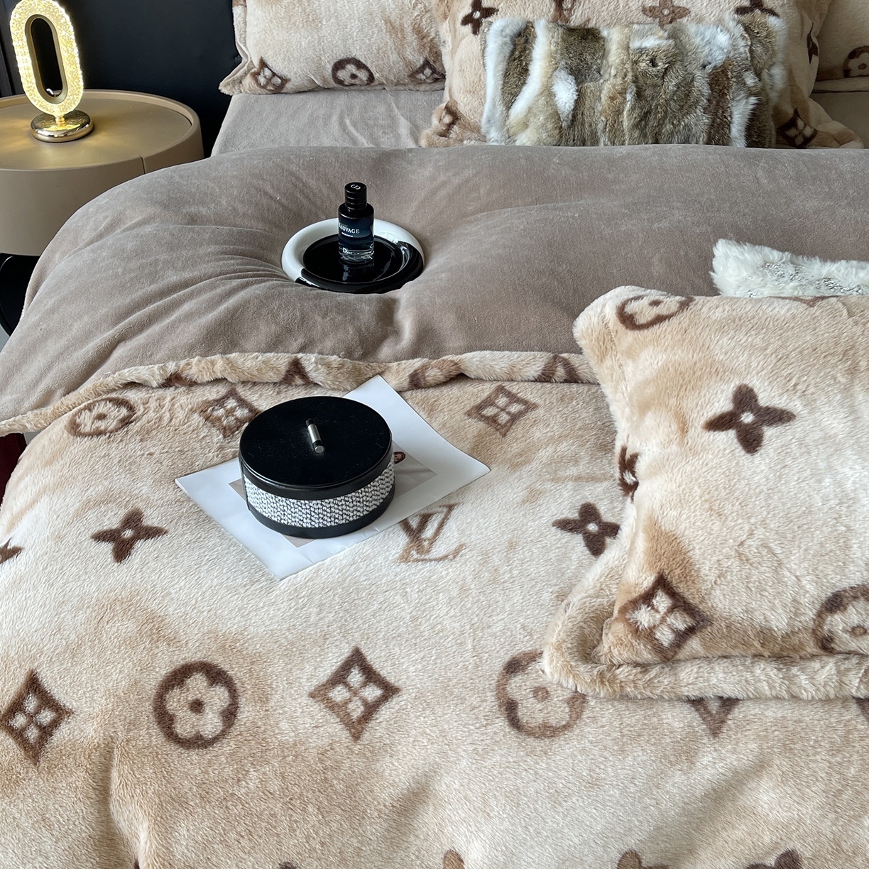 91家纺网 家纺一手货源 找家纺 奈萝家纺 2025新款秋冬加厚皮草级兔绒牛奶绒四件套 路易咖