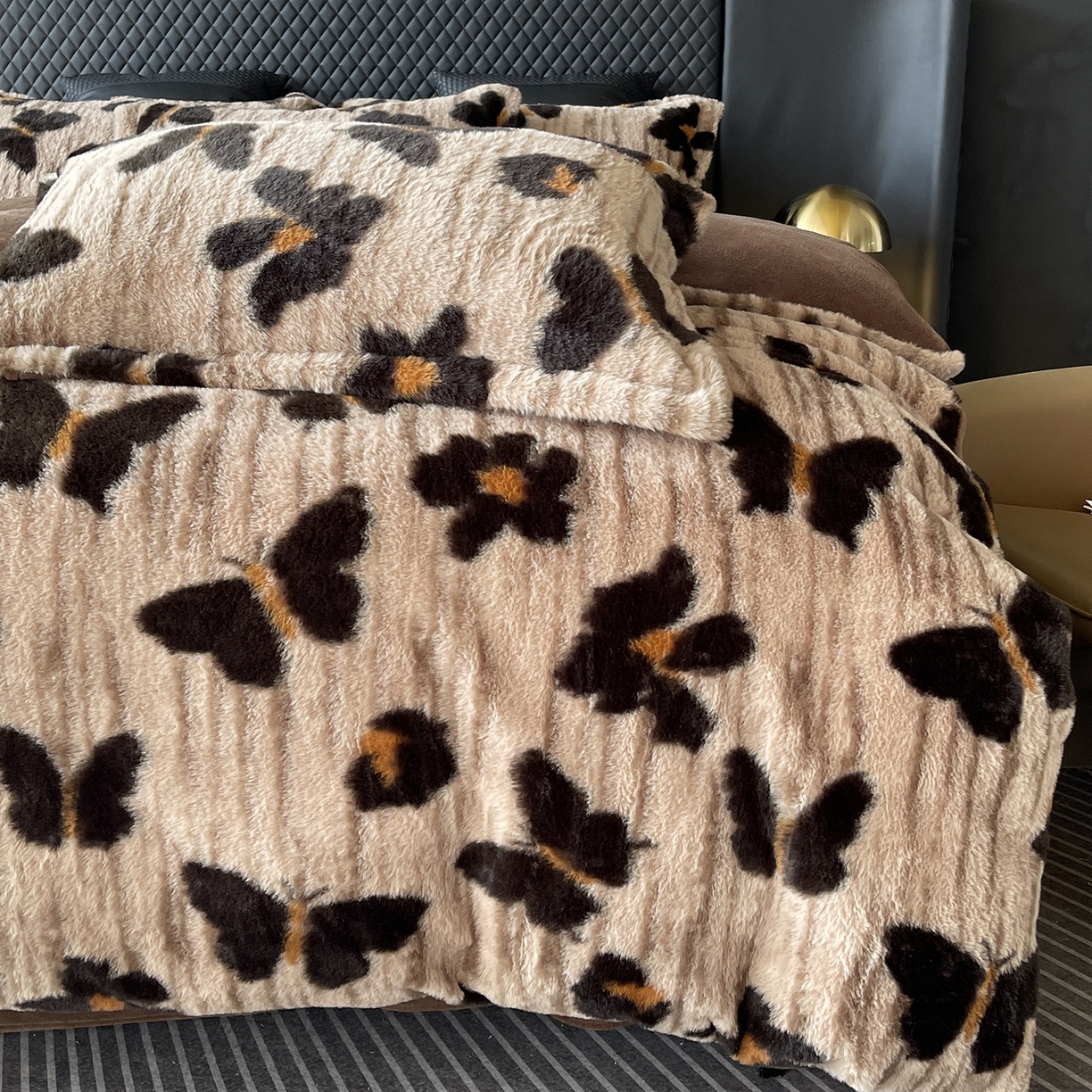 91家纺网 家纺一手货源 找家纺 奈萝家纺 2025新款秋冬加厚皮草级兔绒牛奶绒四件套 蹀愫