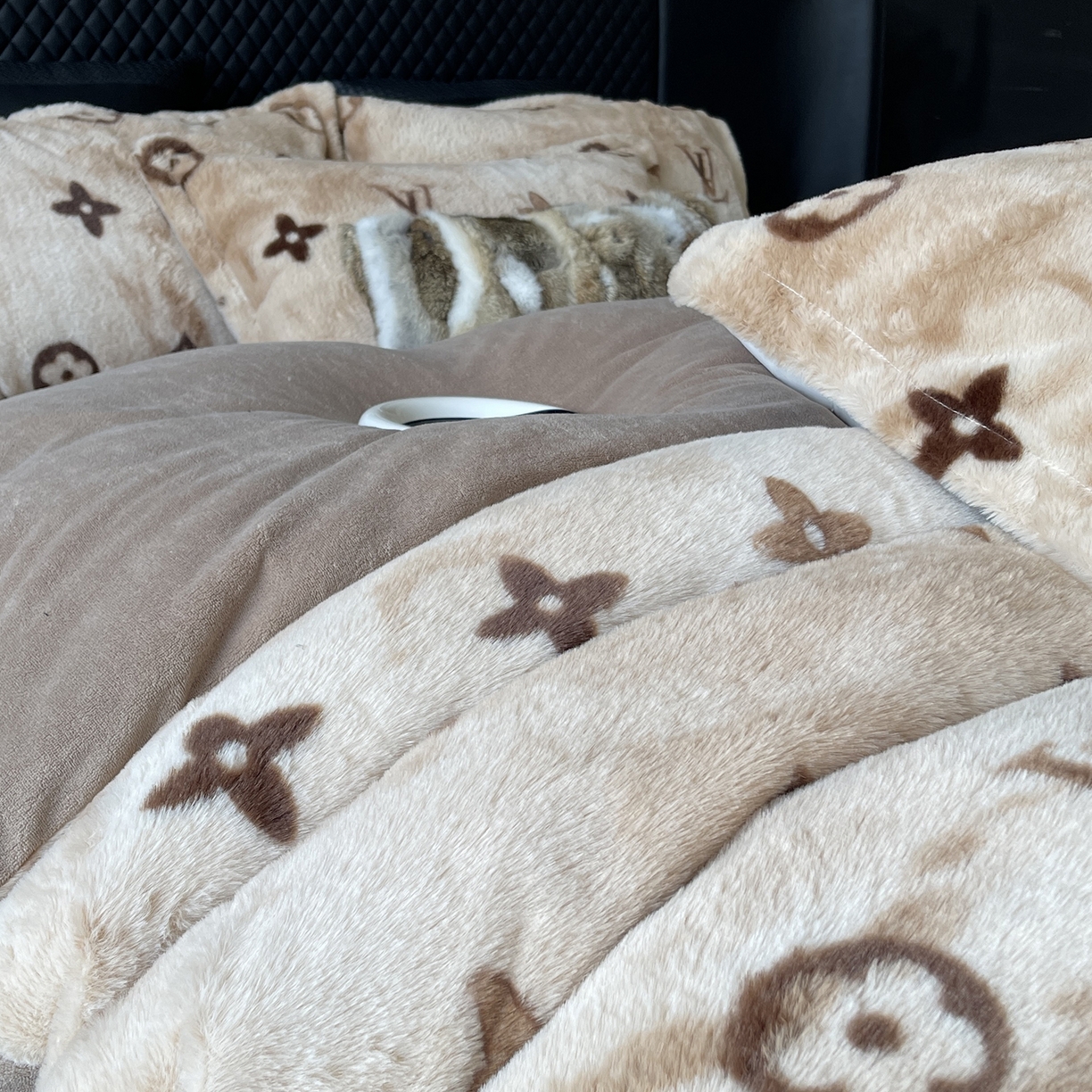 91家纺网 家纺一手货源 找家纺 奈萝家纺 2025新款秋冬加厚皮草级兔绒牛奶绒四件套 路易咖