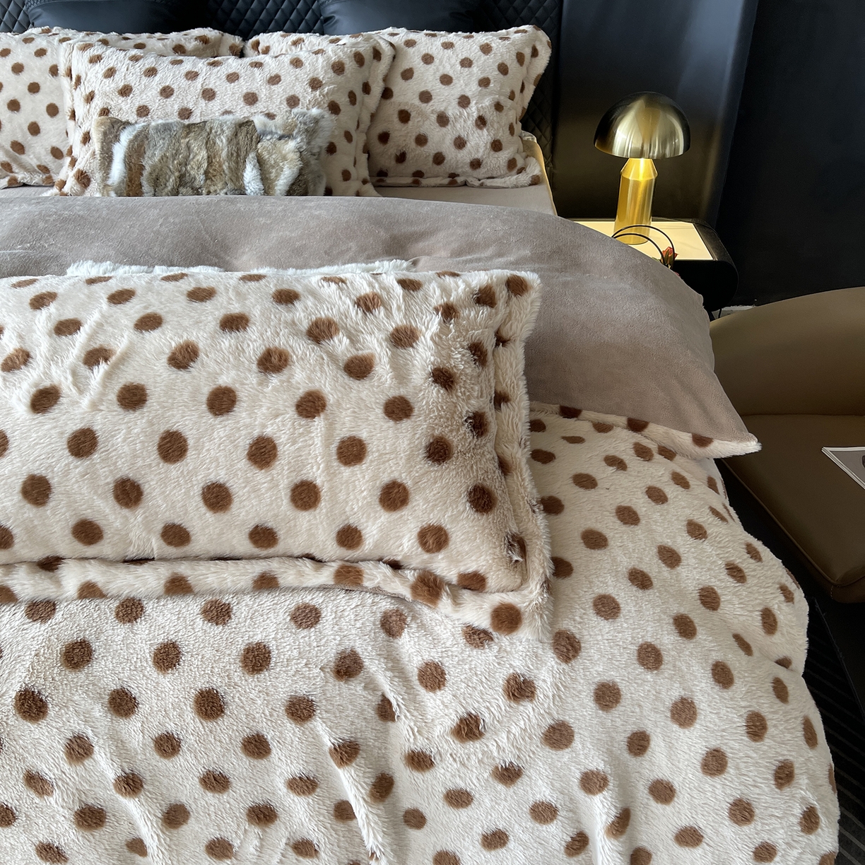 91家纺网 家纺一手货源 找家纺 奈萝家纺 2025新款秋冬加厚皮草级兔绒牛奶绒四件套 圆点咖