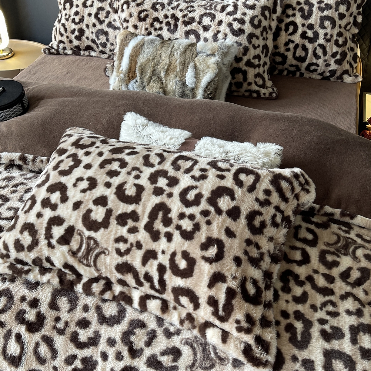 91家纺网 家纺一手货源 找家纺 奈萝家纺 2025新款秋冬加厚皮草级兔绒牛奶绒四件套 豹纹