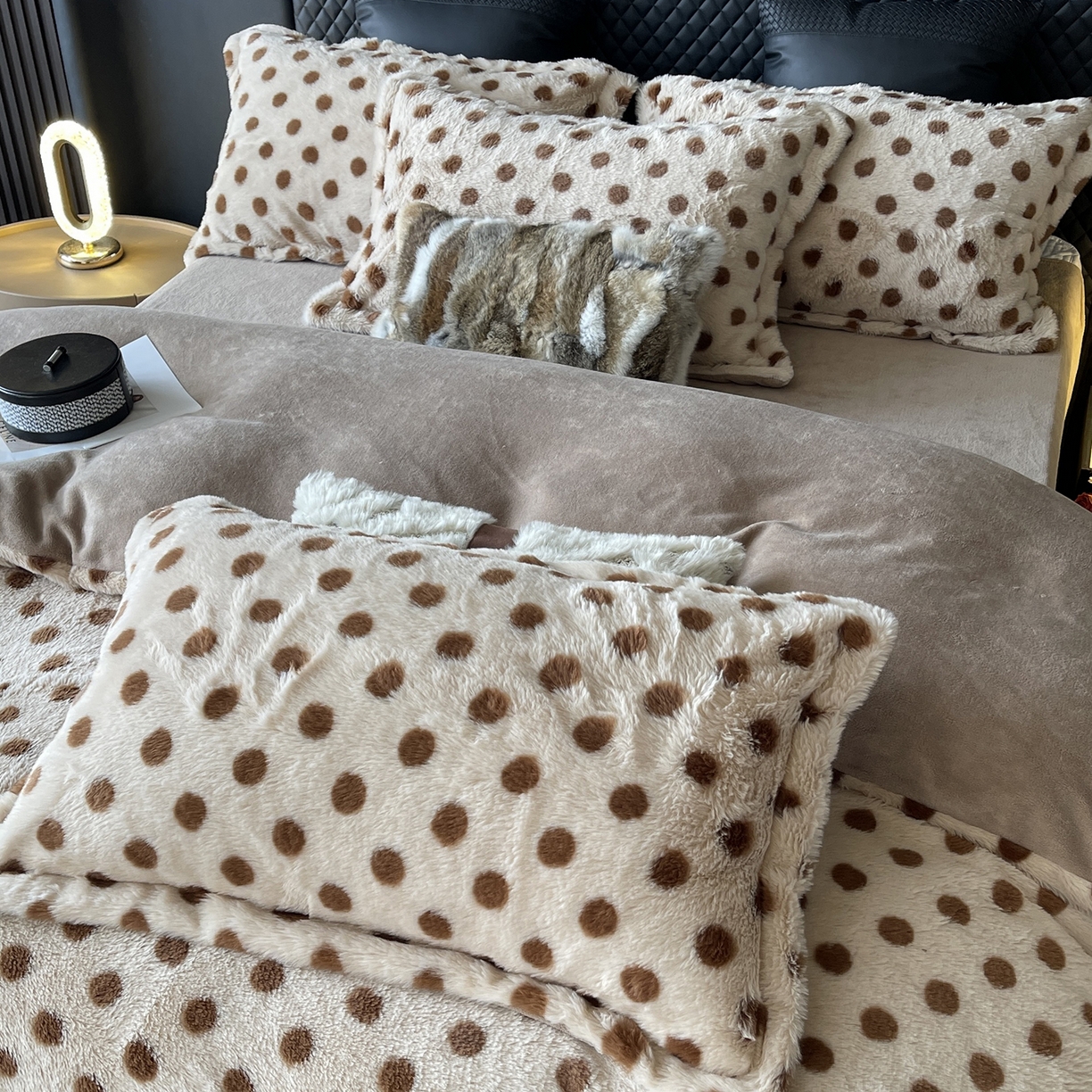 91家纺网 家纺一手货源 找家纺 奈萝家纺 2025新款秋冬加厚皮草级兔绒牛奶绒四件套 圆点咖