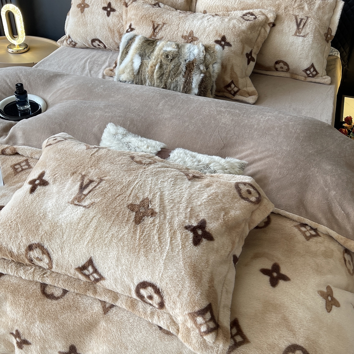 91家纺网 家纺一手货源 找家纺 奈萝家纺 2025新款秋冬加厚皮草级兔绒牛奶绒四件套 路易咖