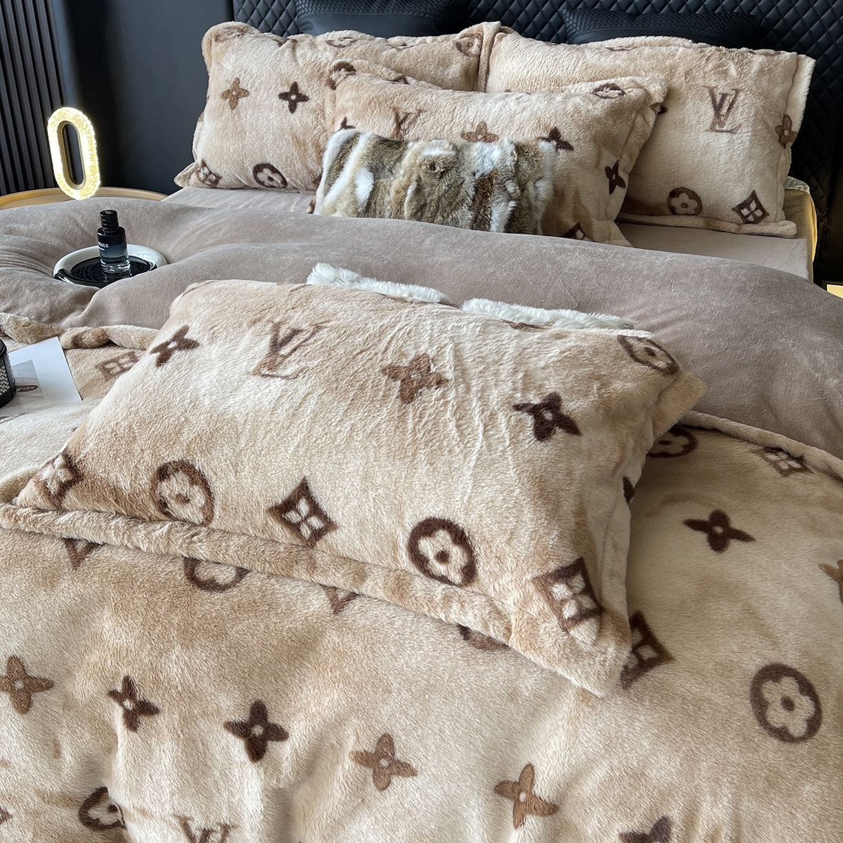 91家纺网 家纺一手货源 找家纺 奈萝家纺 2025新款秋冬加厚皮草级兔绒牛奶绒四件套 路易咖