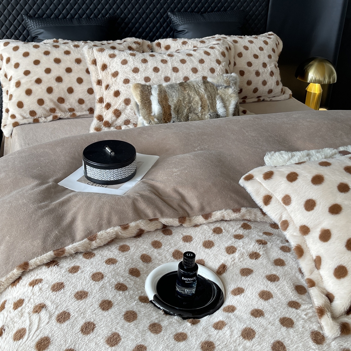 91家纺网 家纺一手货源 找家纺 奈萝家纺 2025新款秋冬加厚皮草级兔绒牛奶绒四件套 圆点咖