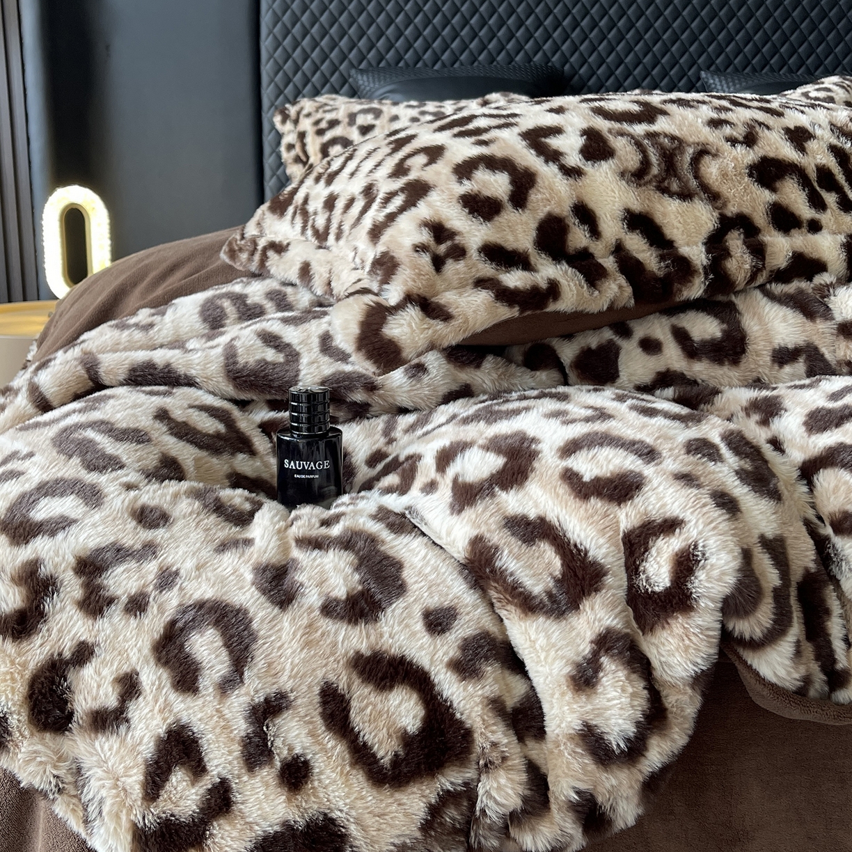 91家纺网 家纺一手货源 找家纺 奈萝家纺 2025新款秋冬加厚皮草级兔绒牛奶绒四件套 豹纹