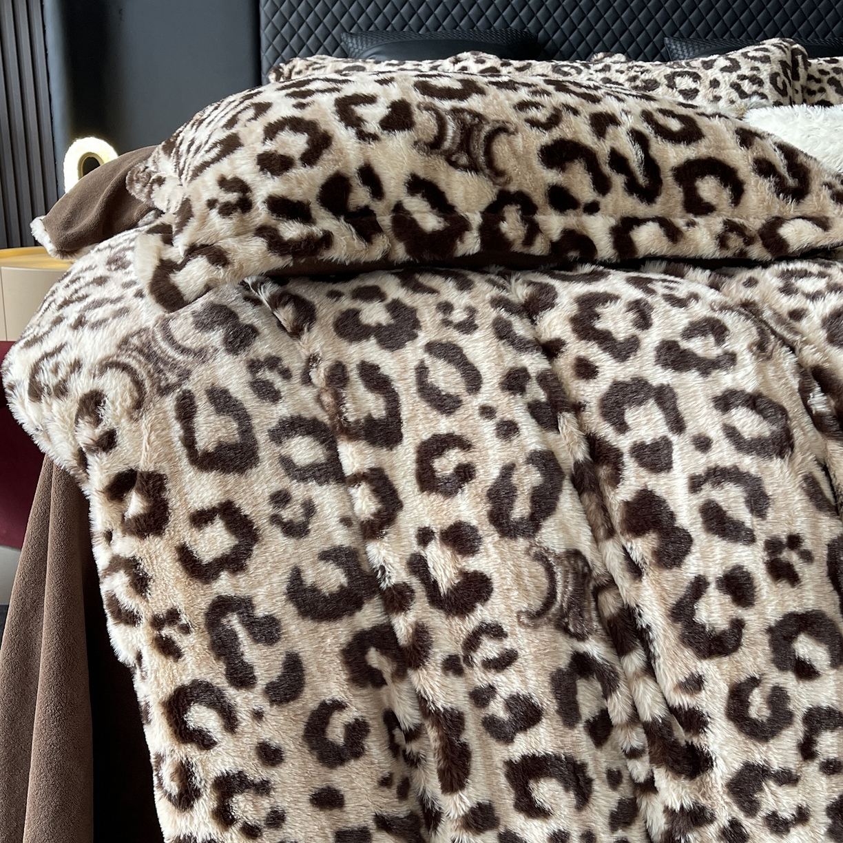 91家纺网 家纺一手货源 找家纺 奈萝家纺 2025新款秋冬加厚皮草级兔绒牛奶绒四件套 豹纹