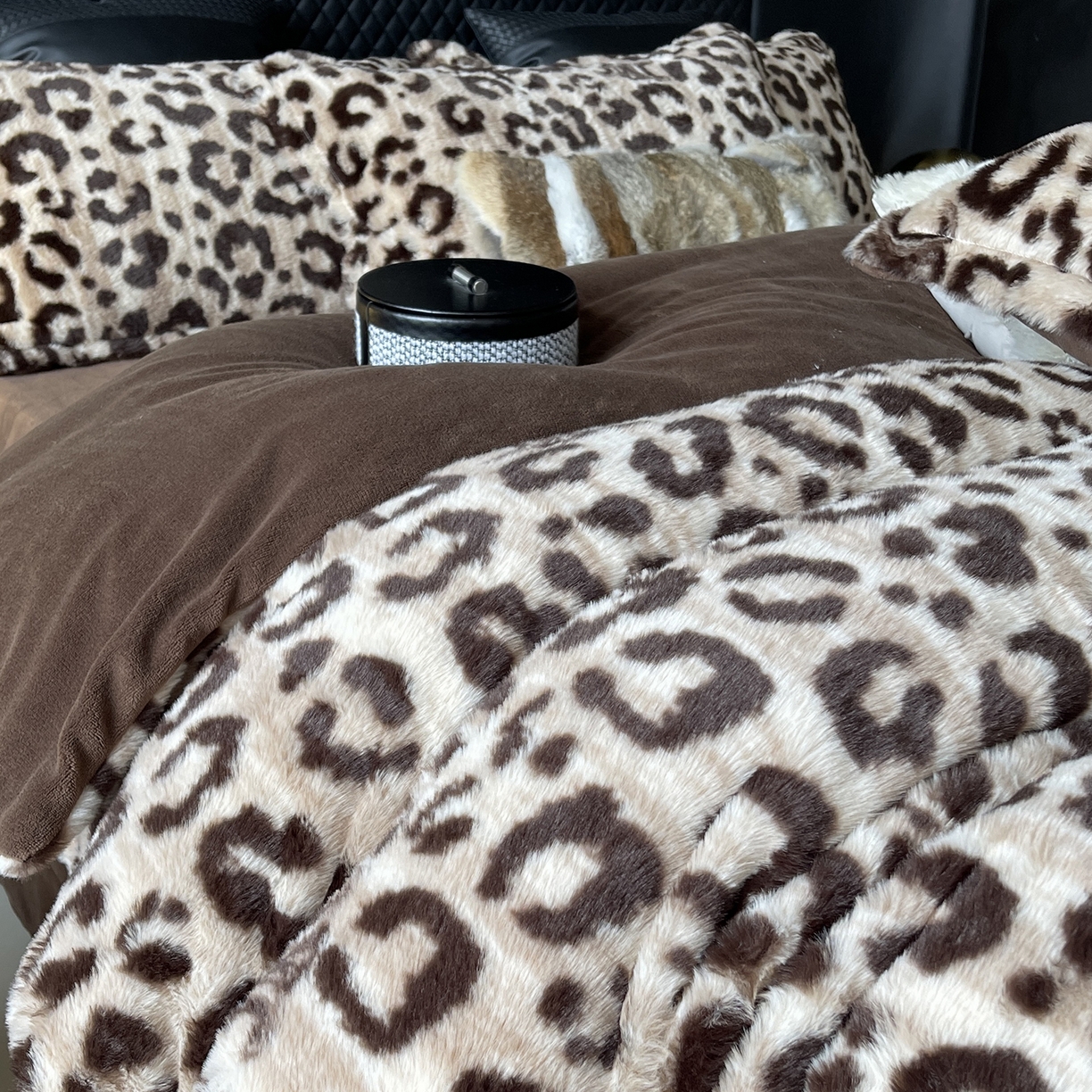 91家纺网 家纺一手货源 找家纺 奈萝家纺 2025新款秋冬加厚皮草级兔绒牛奶绒四件套 豹纹