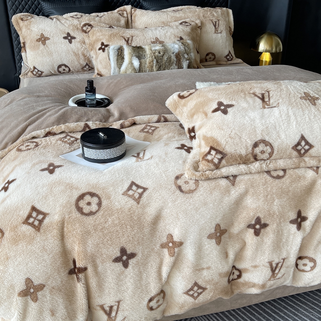 91家纺网 家纺一手货源 找家纺 奈萝家纺 2025新款秋冬加厚皮草级兔绒牛奶绒四件套 路易咖