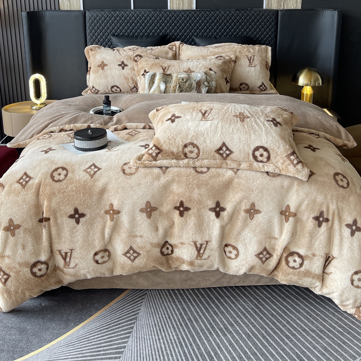 91家纺网 家纺一手货源 找家纺 奈萝家纺 2025新款秋冬加厚皮草级兔绒牛奶绒四件套 路易咖