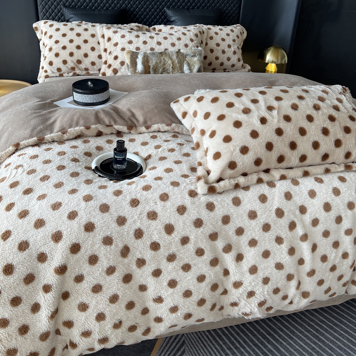 91家纺网 家纺一手货源 找家纺 奈萝家纺 2025新款秋冬加厚皮草级兔绒牛奶绒四件套 圆点咖