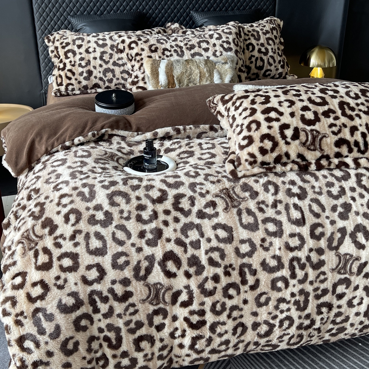 91家纺网 家纺一手货源 找家纺 奈萝家纺 2025新款秋冬加厚皮草级兔绒牛奶绒四件套 豹纹