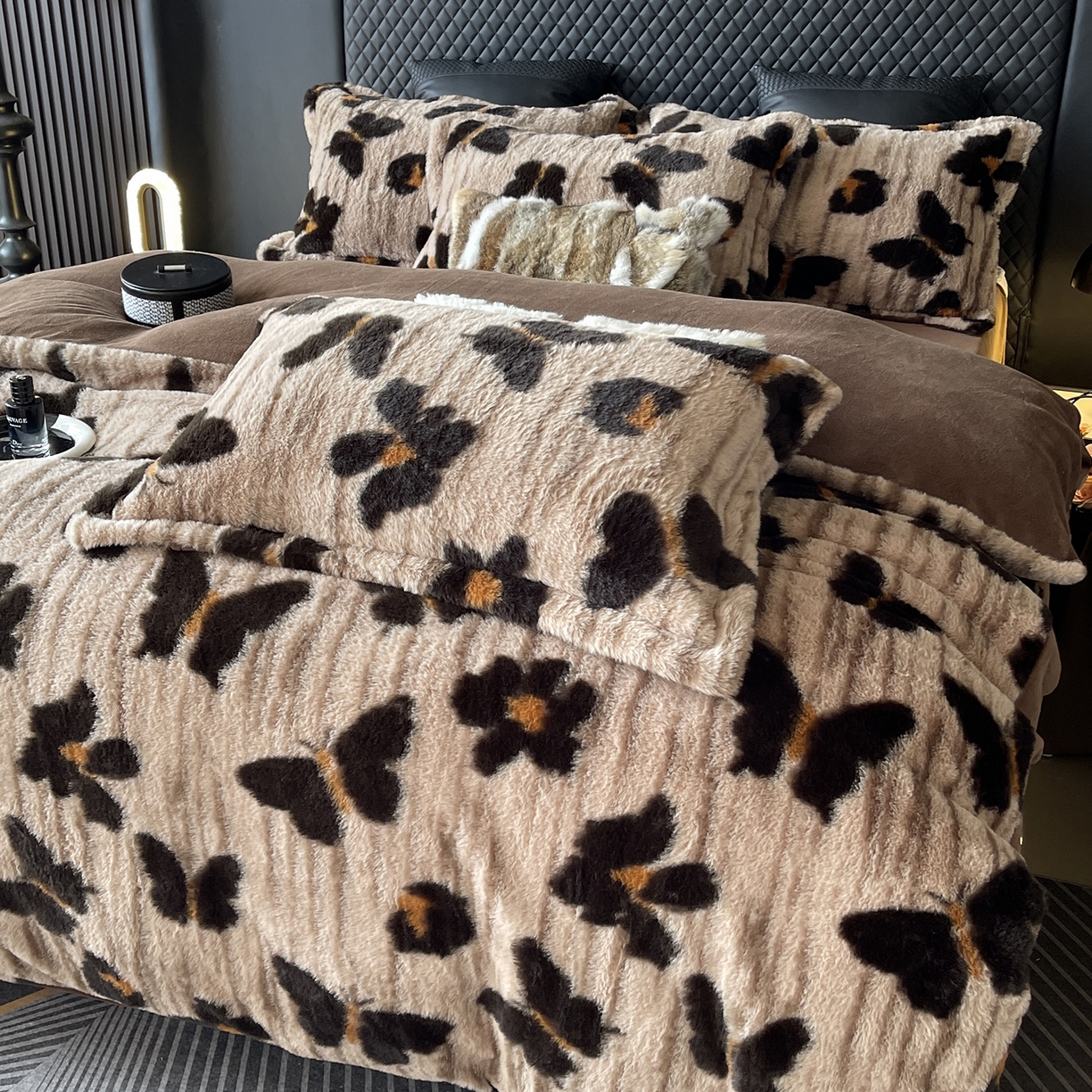 91家纺网 家纺一手货源 找家纺 奈萝家纺 2025新款秋冬加厚皮草级兔绒牛奶绒四件套 蹀愫