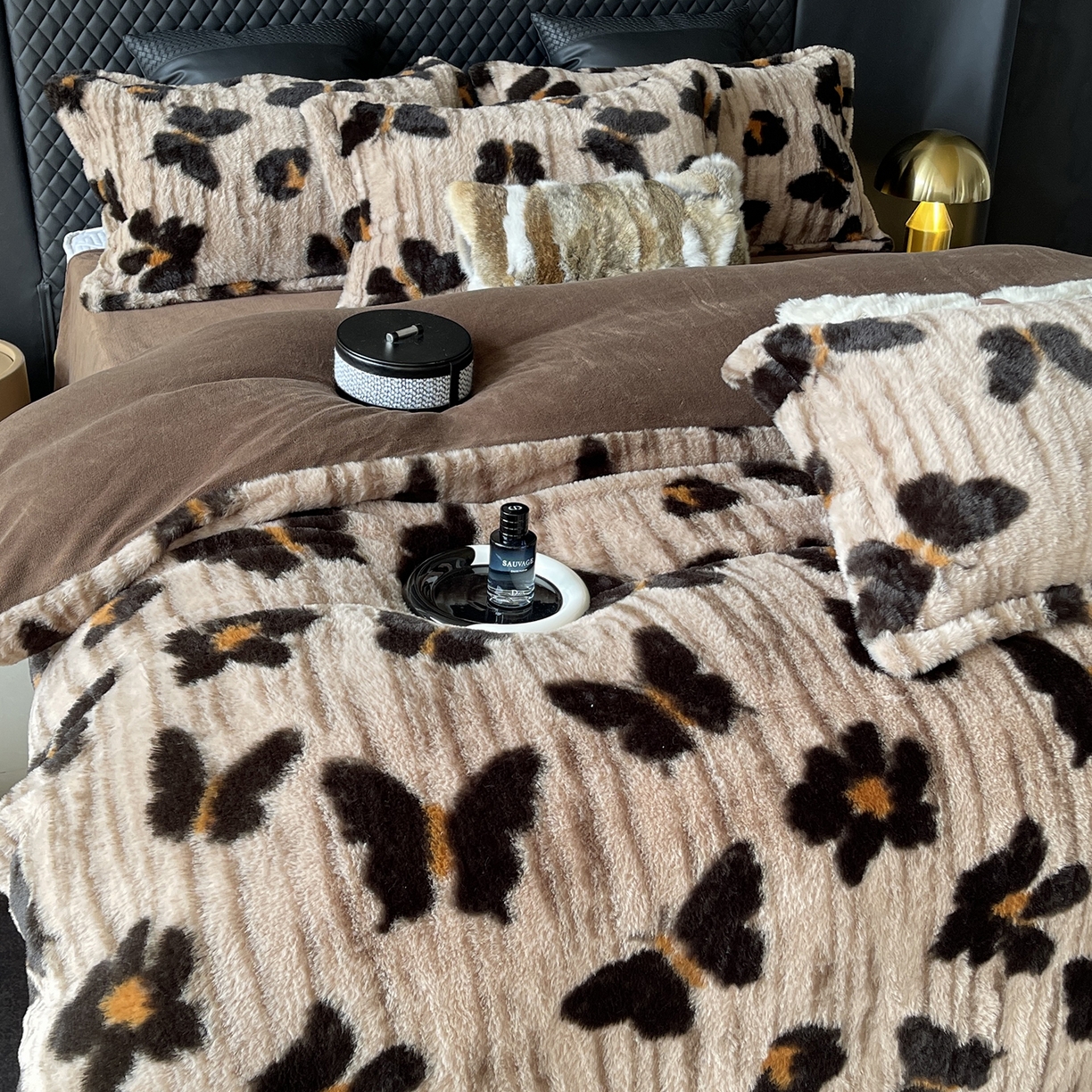 91家纺网 家纺一手货源 找家纺 奈萝家纺 2025新款秋冬加厚皮草级兔绒牛奶绒四件套 蹀愫