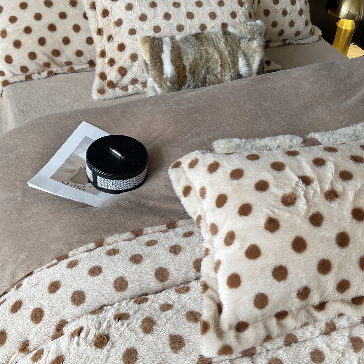 91家纺网 家纺一手货源 找家纺 奈萝家纺 2025新款秋冬加厚皮草级兔绒牛奶绒四件套 圆点咖