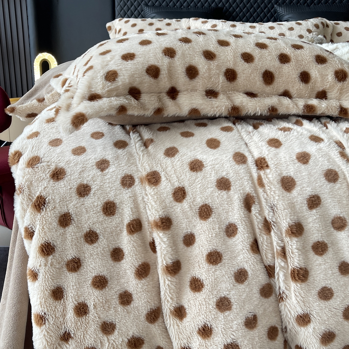 91家纺网 家纺一手货源 找家纺 奈萝家纺 2025新款秋冬加厚皮草级兔绒牛奶绒四件套 圆点咖