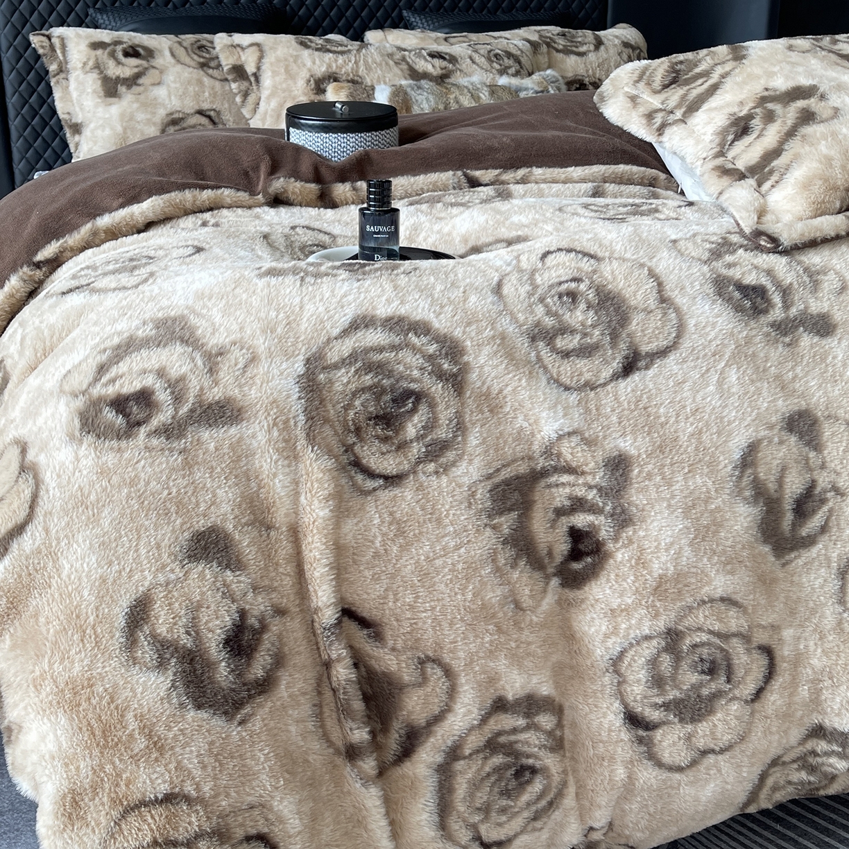 91家纺网 家纺一手货源 找家纺 奈萝家纺 2025新款秋冬加厚皮草级兔绒牛奶绒四件套 玫瑰