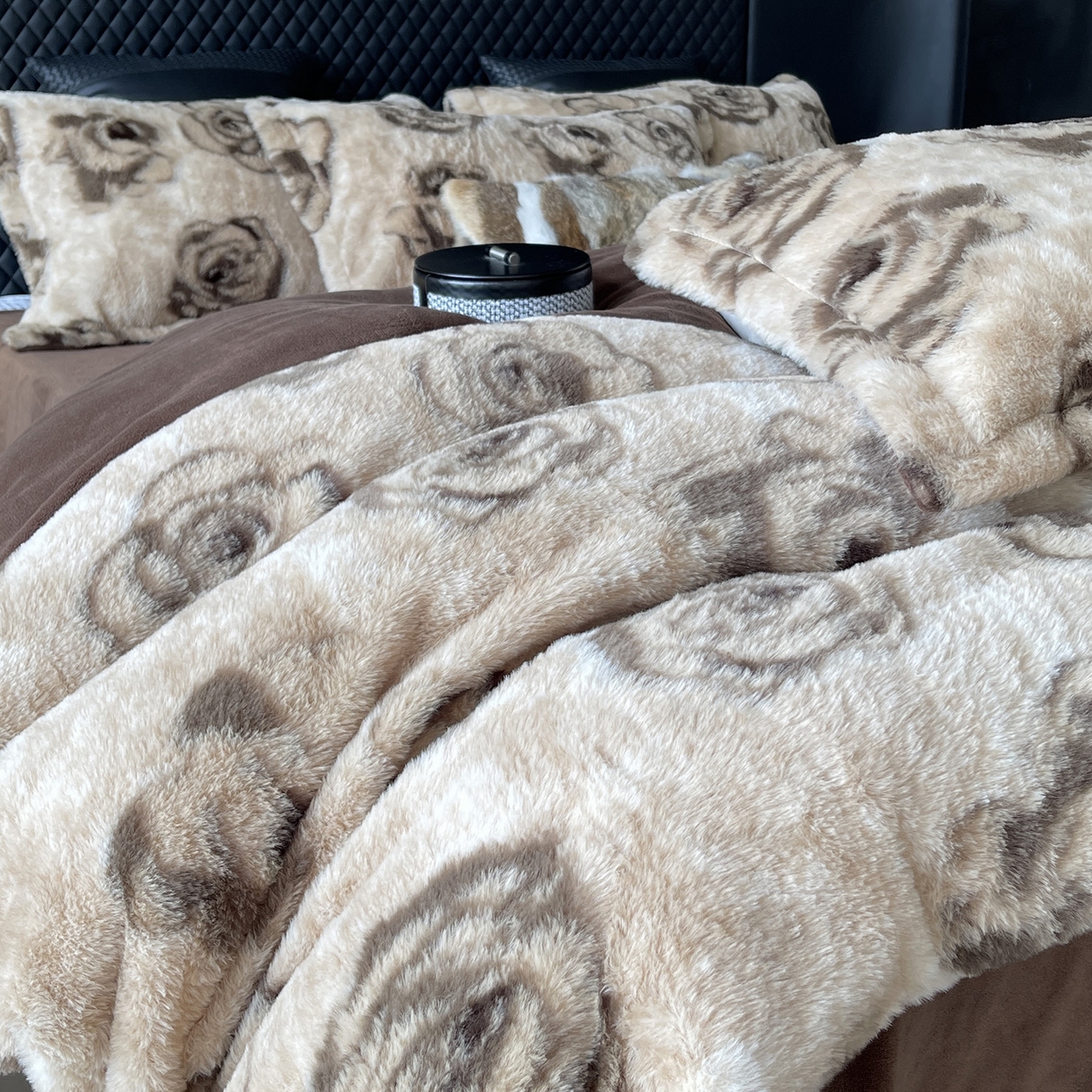 91家纺网 家纺一手货源 找家纺 奈萝家纺 2025新款秋冬加厚皮草级兔绒牛奶绒四件套 玫瑰