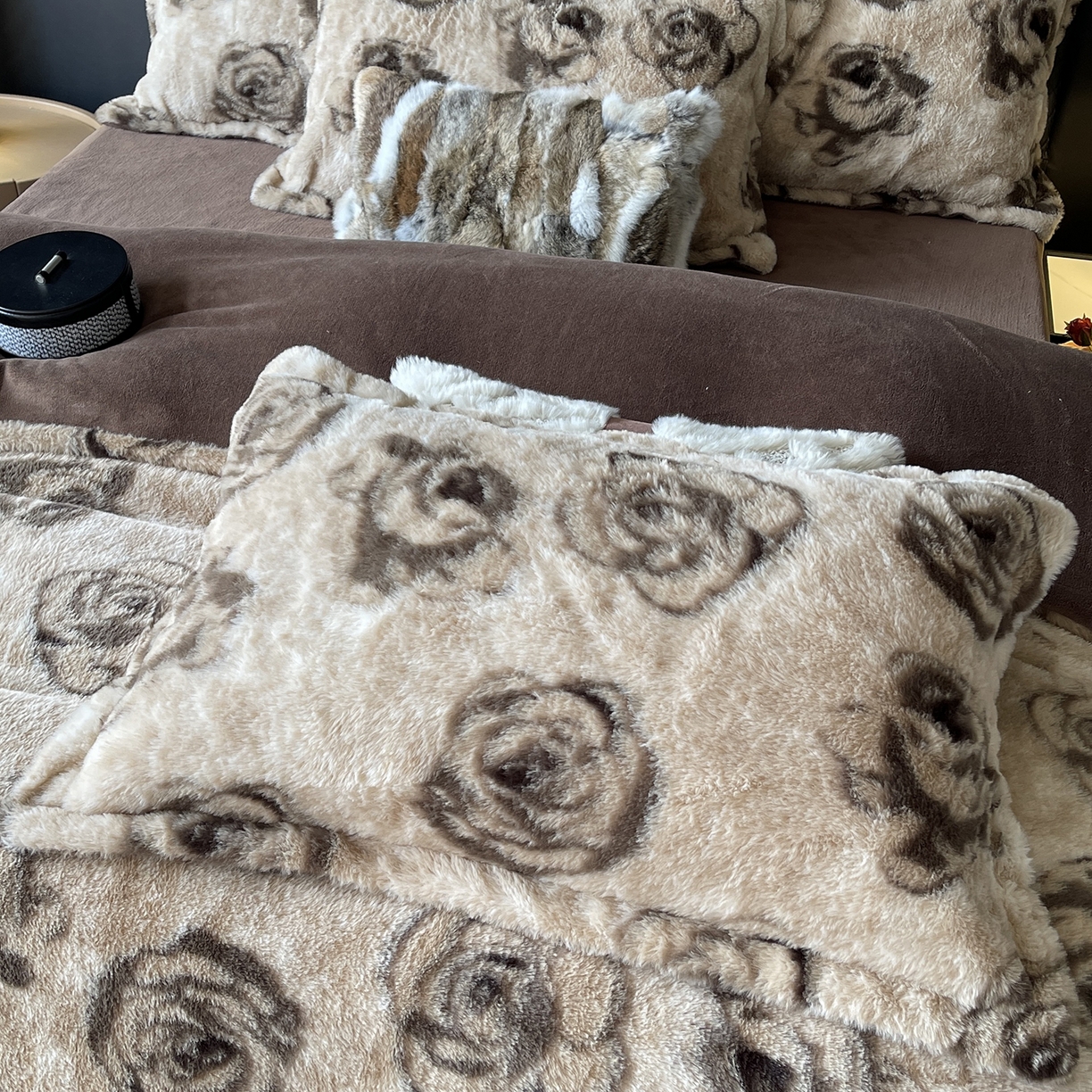 91家纺网 家纺一手货源 找家纺 奈萝家纺 2025新款秋冬加厚皮草级兔绒牛奶绒四件套 玫瑰