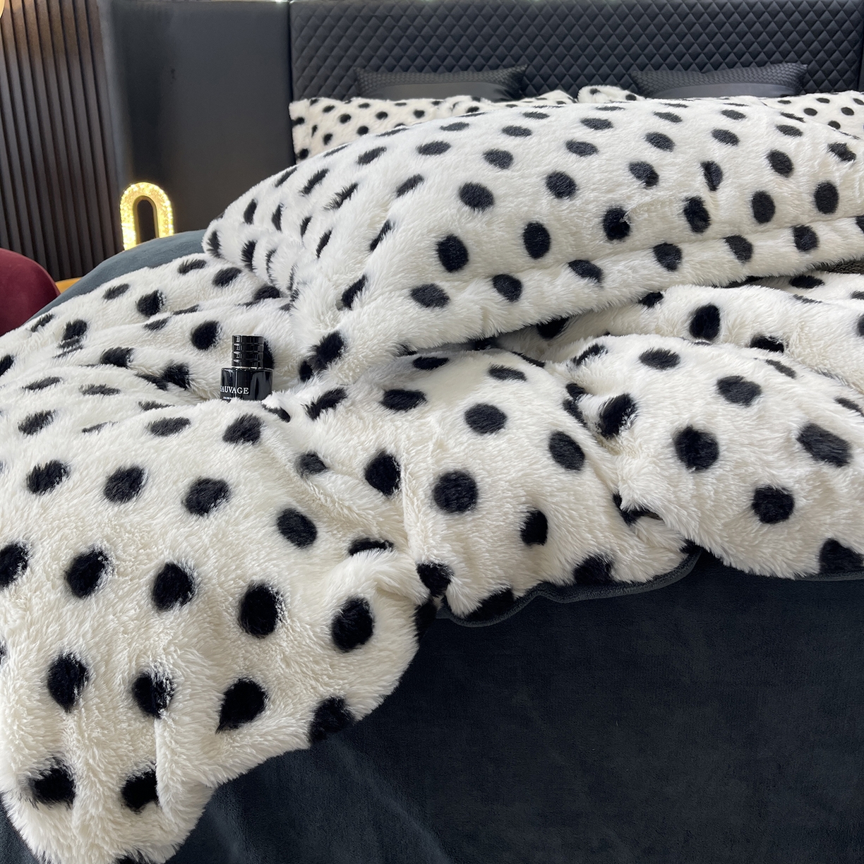 91家纺网 家纺一手货源 找家纺 奈萝家纺 2025新款秋冬加厚皮草级兔绒牛奶绒四件套 圆点灰