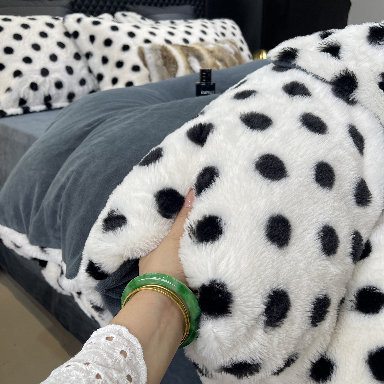 91家纺网 家纺一手货源 找家纺 奈萝家纺 2025新款秋冬加厚皮草级兔绒牛奶绒四件套 圆点灰