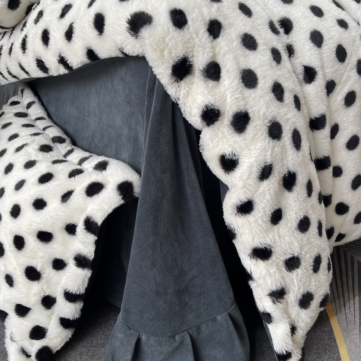 91家纺网 家纺一手货源 找家纺 奈萝家纺 2025新款秋冬加厚皮草级兔绒牛奶绒四件套 圆点灰